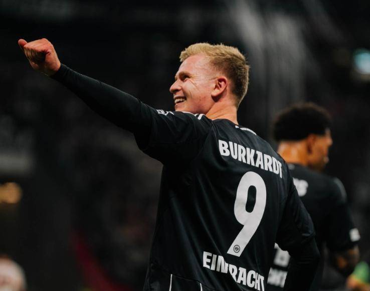 包含冲刺阶段法兰克福备战欧冠；主帅复盘细节曝光；态度坚定；阵容厚度经受考验的词条