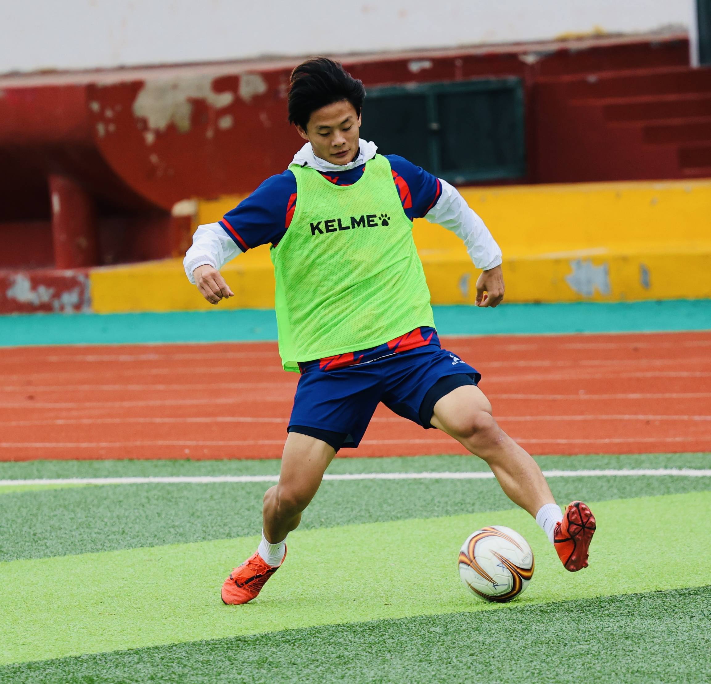 冲刺阶段体能课后，山东泰山豪取连胜备战欧篮联，赛场秩序良好，年轻球员得到机会的简单介绍