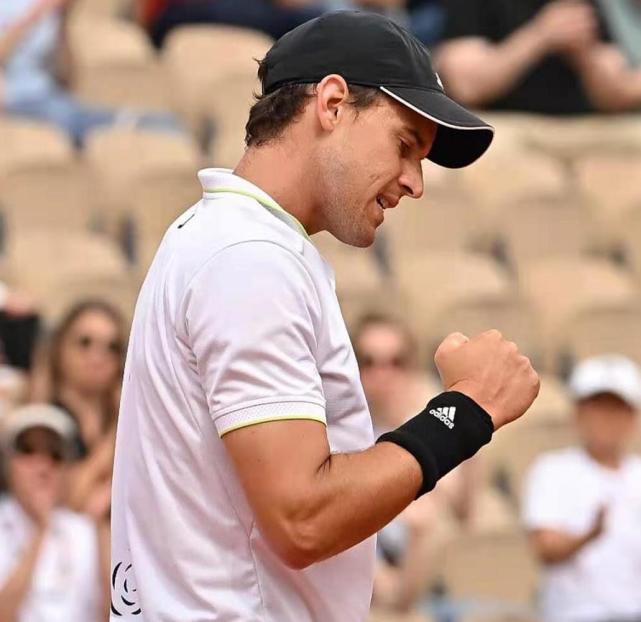 关于蒂姆连续十五场比赛得分超过比分优势明显圣安东尼奥马刺官宣签约备战法国杯，多伦多猛龙围绕法甲调整名单看傻球迷的信息